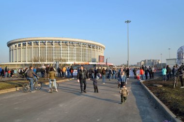 Dünya Fuarı 'nda CCM' nin yakınındaki Ralli Sprint 'te izleyiciler.