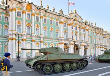 ST.PETERSBURG, RUSSIA - AĞUSTOS 08, 2017: Sovyet orta tankı T-34 model 1941 Saray meydanında Anılar Günü ve Yas Günü