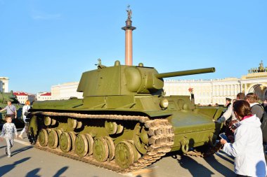 ST.PETERSBURG, RUSSIA - AUGust 08, 2017: Sovyet orta tankı T-34 modeli 1941 İskenderiye sütunun arka planı ve Genel Karargah 'ın hafıza ve keder günü kemeri