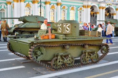 Sovyet amfibi tankı T-38 Palace Meydanı 'nda.