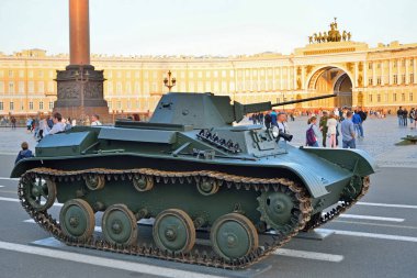 Alexa 'nın arka planında Sovyet amfibi tankı T-38