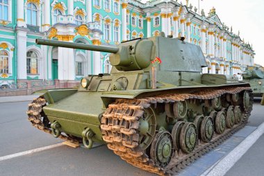 Sovyet ağır tankı KV-1 Kış Sarayı 'nın arka planında