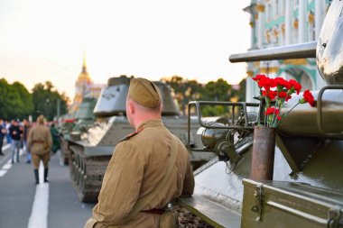 Mermi kovanında kırmızı karanfiller ve kabuklu bir kutu.