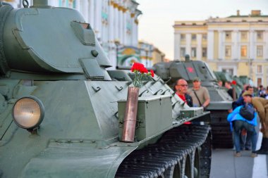 Sovyet 'in ortasında bir silah fişeğindeki kırmızı karanfiller.