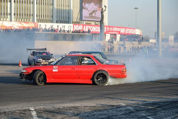 Petersburg Rusia Abril 2017 Los Coches Deportivos Queman Patines Goma —  Fotos de Stock