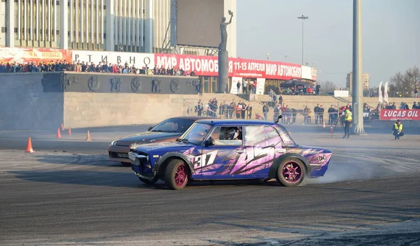 Petersburg Rusia Abril 2017 Los Coches Deportivos Compiten Allí Por —  Fotos de Stock