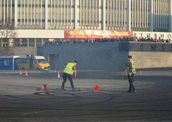 Teknisyenler cam parçalarını kazadan sonra çıkarmışlar.