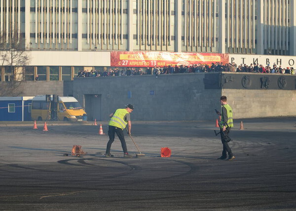 Техники удалили осколки стекла после столкновения на