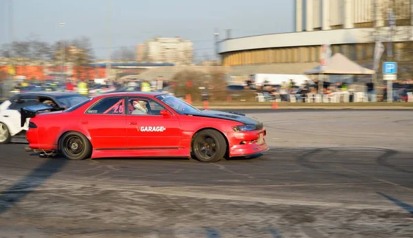 Araba yarışı takımı, JCC 'nin yakınındaki yolda V-yarışı garajı.