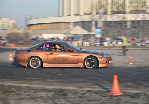 Équipe de course automobile AST se précipite le long de la route près du CCM à l'ex — Photo