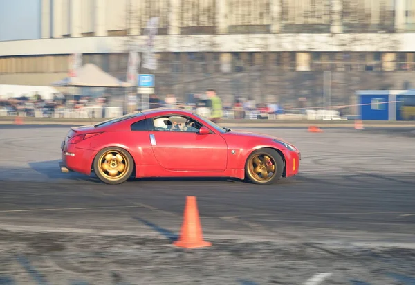 Voiture de sport rouge course par équipe sur la piste près du CCM au Worl — Photo