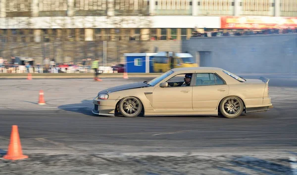 Gray racing car team racing sur piste près de CCM au Monde Voiture s — Photo