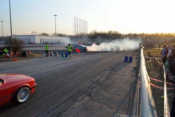 Carro de corrida está queimando borracha na pista no World Car Show — Fotografia de Stock