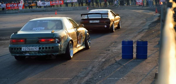 Iniciar coches deportivos en la pista en el CCM en la exposición World Car —  Fotos de Stock