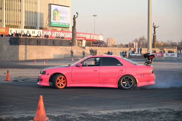 Voiture de course rose dérivant sur la piste près du CCM à l'exposition — Photo
