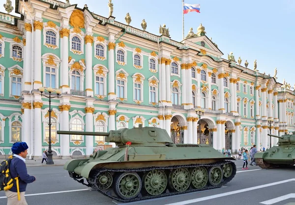 ST.PETERSBURG, RUSSIA - AĞUSTOS 08, 2017: Sovyet orta tankı T-34 model 1941 Saray meydanında Anılar Günü ve Yas Günü