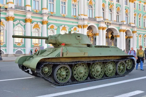 ST.PETERSBURG, RUSSIA - AĞUSTOS 08, 2017: Sovyet orta tankı T-34 modeli 1941 Kış Sarayı 'nın arka planında anıt ve keder gününde