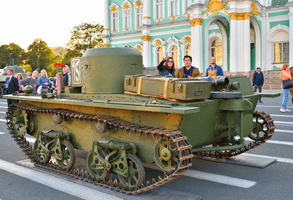 P 'deki Sovyet amfibi tankı T-38' i ziyaret eden turistler.