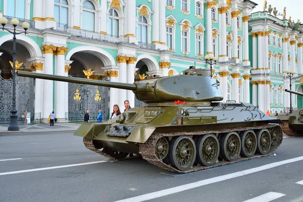 Kışın arka planında ortalama bir Sovyet tankı T-34-85