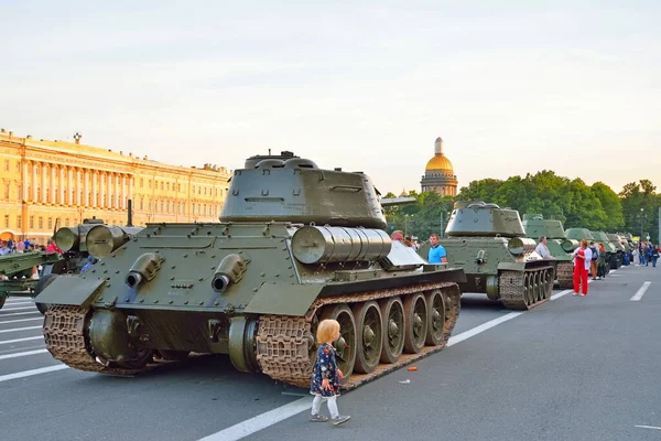 Küçük kız ve Sovyet tankı T-34-85 Palace Meydanı 'nda.