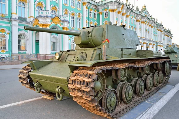 Sovyet ağır tankı KV-1 Kış Sarayı 'nın arka planında