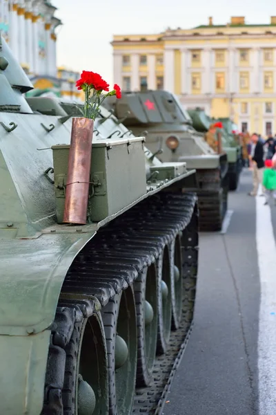 KV-1 ağır bir Sovyet tankında silah fişeğinde kırmızı karanfiller.