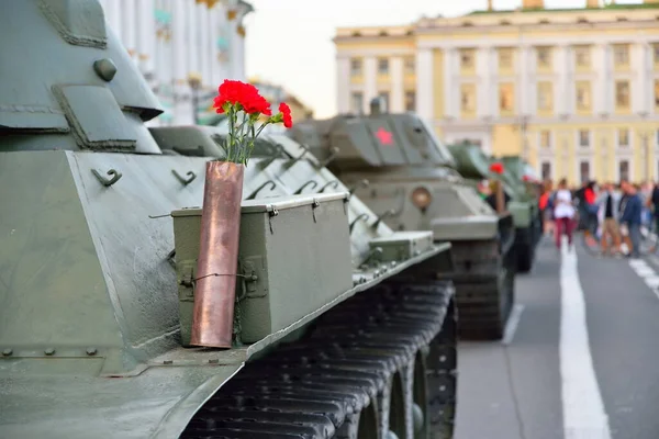 Ağır bir Sovyet tankının üzerindeki silah fişeğindeki kırmızı karanfiller.