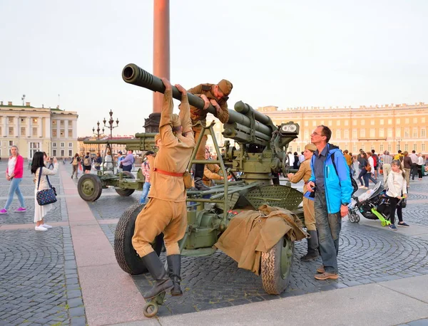 Üniformalı askerler, uçaksavar mevzisine doğru ilerliyorlar.