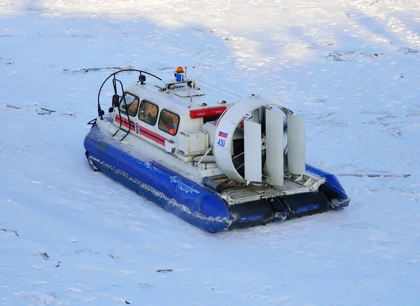 サンクトペテルブルクでの冬の氷の上の緊急事態省の救助ボート ストック画像