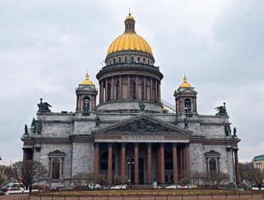St. Isaac's Cathedral bulutlu günde bulutların altında