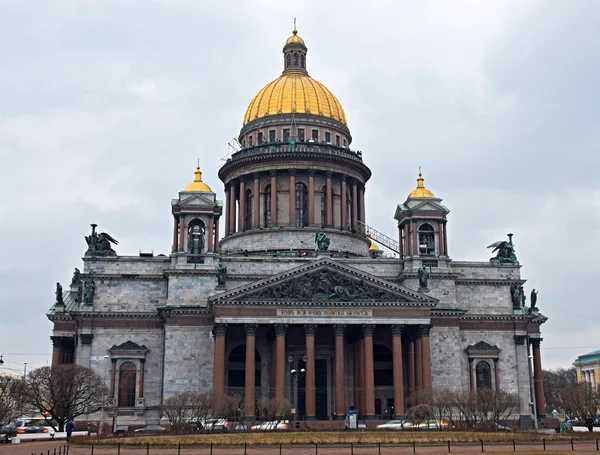 St. Isaac's Cathedral bulutlu günde bulutların altında