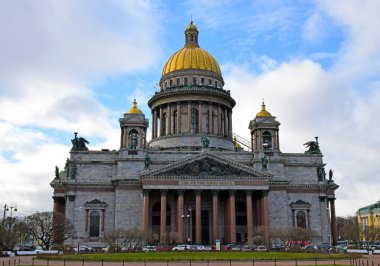St. Isaac's Cathedral bulutlu günde bulutların altında