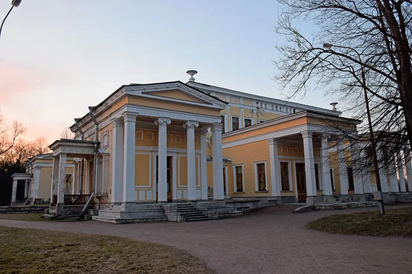 Ancien manoir restauré dans le parc de Peterhof sous les arbres — Photo