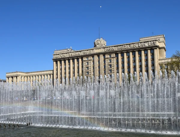 Das Haus der Sowjets und der Regenbogen im Brunnen - Verwaltungsgebäude auf dem Moskauer Platz in St. Petersburg am 9. Mai, dem Tag des Sieges. — Stockfoto