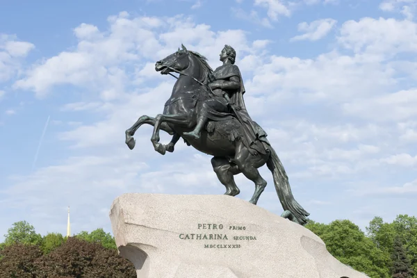 Peter 1, "a bronz horseman" a háttérben a spire, az Admiralitás emlékműve — Stock Fotó