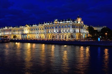 Palace Bridge St Petersburg beyaz geceler sırasında Neva Nehri'nde Kış Sarayı'nın görünümü.