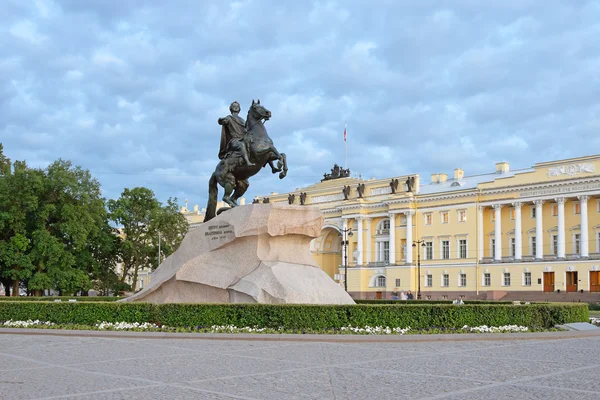 St. Petersburg 'daki beyaz gecelerde Senato ve Sinagog binasının önündeki 