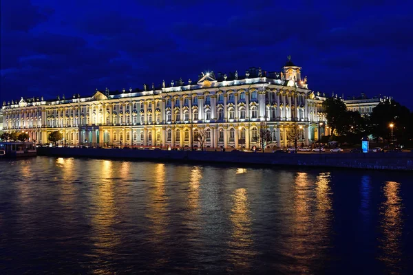 Vue du Palais d'Hiver depuis le pont du Palais sur la rivière Neva pendant les nuits blanches à Saint-Pétersbourg . — Photo