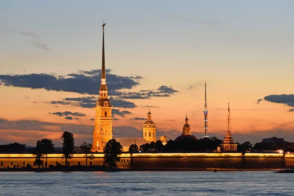 Peter ve Paul, St. Petersburg 'daki beyaz gecelerde gün batımında Neva Nehri' nin saray setinden kale manzarası..