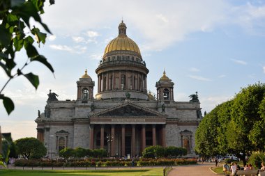 St. Isaac'ın katedral Meydanı altında insanlar yürürken, insanlar ve gökyüzü bulutlu günde yaz'kırmızı gül bir arka plan üzerinde