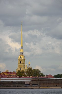 Peter ve Paul fortress ve Neva Nehri güzel gri kümülüs bulutlar altında