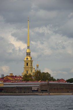 Peter ve Paul fortress ve Neva Nehri güzel gri kümülüs bulutlar altında
