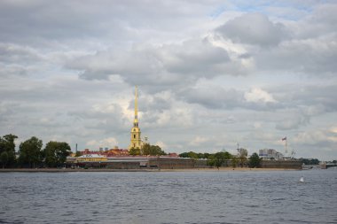 Peter ve Paul fortress ve Neva Nehri güzel gri kümülüs bulutlar altında