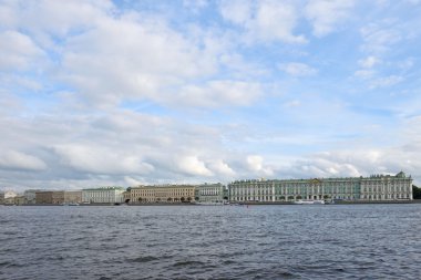 Panoramik Palace dolgu, Kışlık Sarayın ve içinde tükürük güzel beyaz bulutlar altında Neva Nehri'nden dalgaları