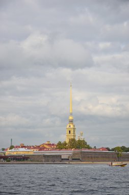Peter ve Paul fortress, tekne ve güzel gri kümülüs bulutlar altında Neva Nehri