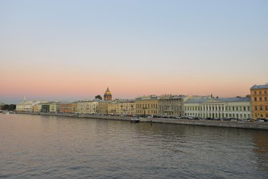 Neva, İngilizce set, St. Isaac's Katedrali ile Blagoveshenskaja Nehri'nin sayısı bir yaz akşamı St. Petersburg'da köprü.