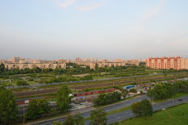 Cadde görünümü Belgrad, Park ve yüksek binalar ile yeni binalar