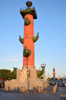Rostral sütun ve büyük bisikletçileri toplantı - St Petersburg Vasilievsky adasında motorcu