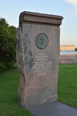 Akademisyen Likhachev kare Likhachev, St. Petersburg Anıtı