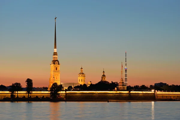 Peter and Paul fortress with the Palace promenade at sunset — Stock Photo, Image